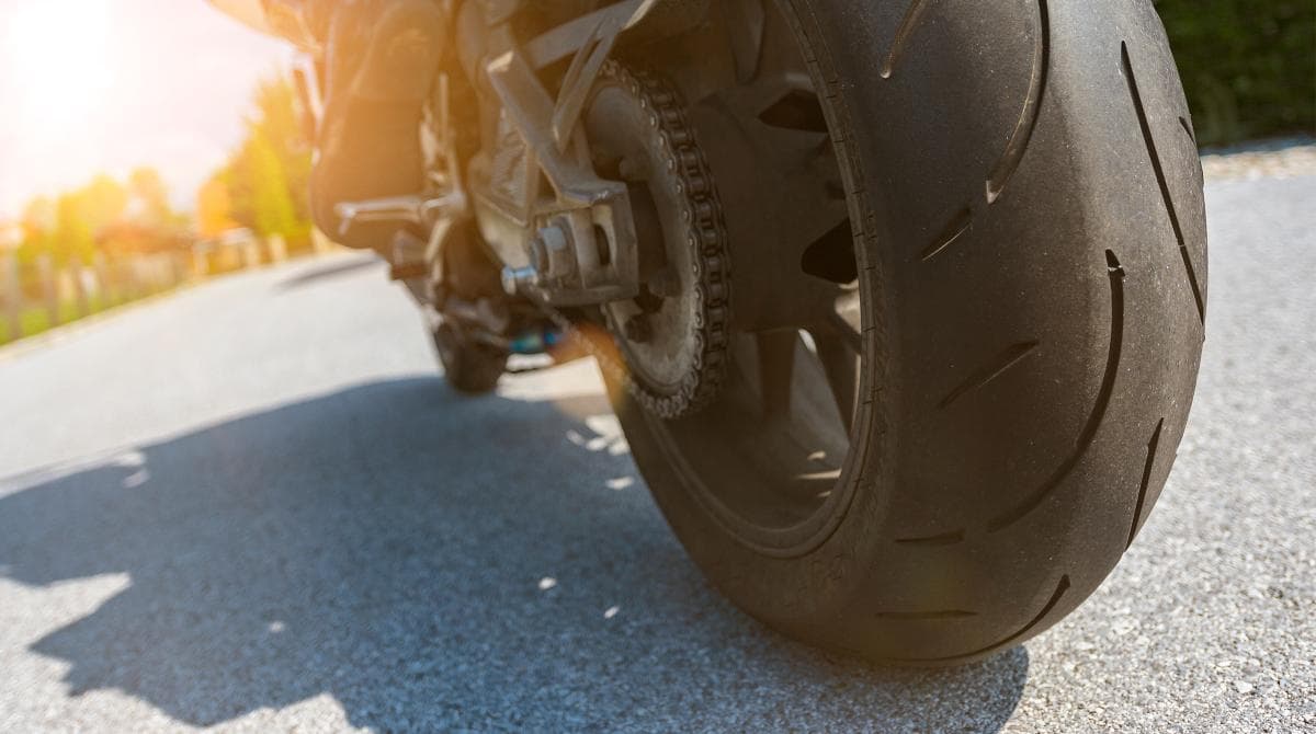 Motorcykel skrämde häst på Värmdö – flicka föll av